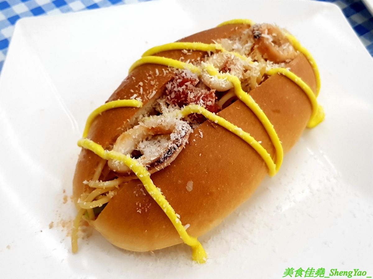 [台中南區]林智炒麵麵包 – 中興大學附近新開的創意炒麵麵包,不只有日式和風炒泡麵還有義式的白醬義大利麵和泰式酸辣義大利麵,搭配麵包一起吃口感口味好特別,50元銅板價好佛心,有冷氣內用