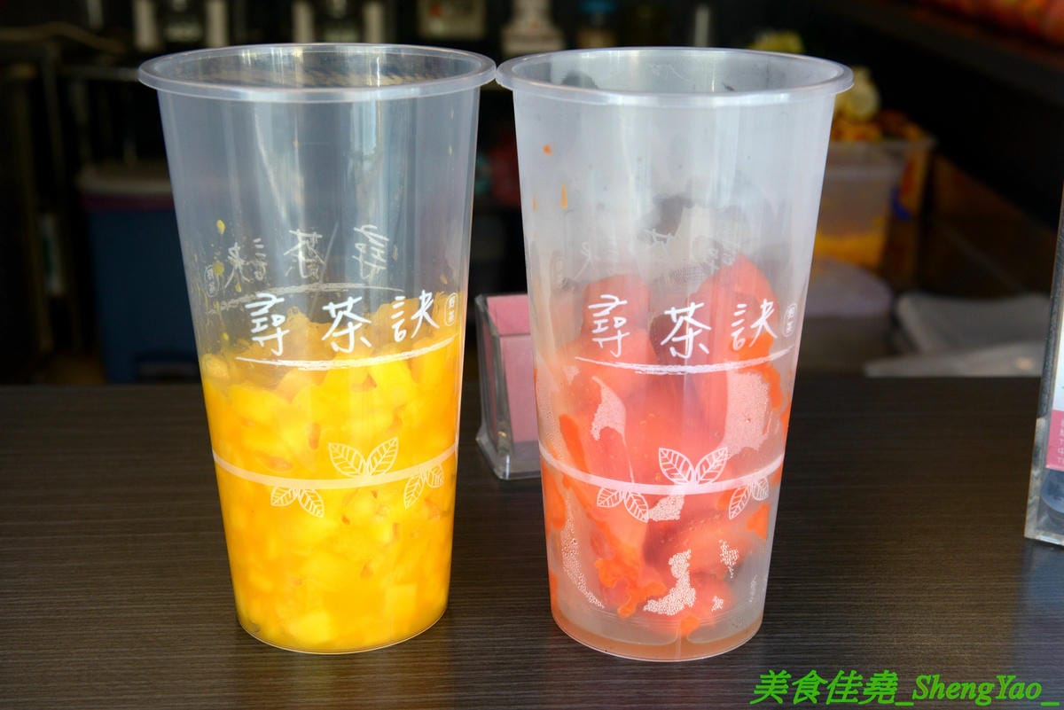 [台中沙鹿]尋茶訣 – 沙鹿隱藏版的好喝手搖飲料店,飲品真材實料,芒果綠茶的芒果果肉佔了半杯超豪邁,另外還有隱藏版芒果鮮奶,半杯的芒果果肉然後義美鮮奶加到滿,完全不添加一滴水,一邊喝飲