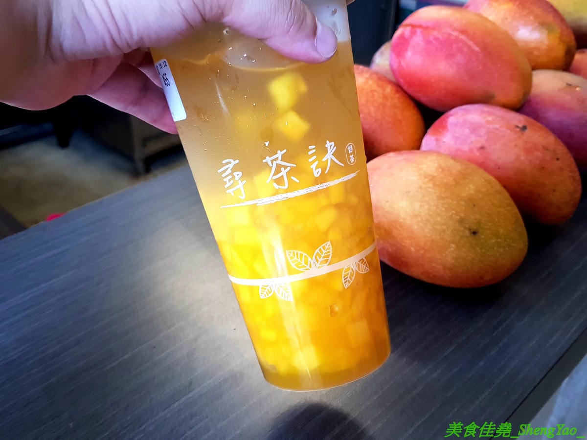 [台中沙鹿]尋茶訣 – 沙鹿隱藏版的好喝手搖飲料店,飲品真材實料,芒果綠茶的芒果果肉佔了半杯超豪邁,另外還有隱藏版芒果鮮奶,半杯的芒果果肉然後義美鮮奶加到滿,完全不添加一滴水,一邊喝飲