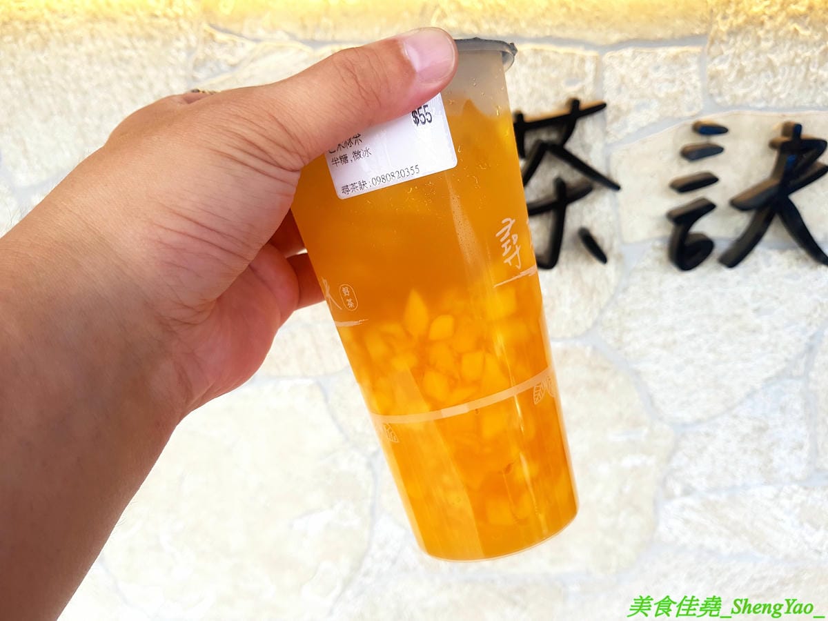 [台中沙鹿]尋茶訣 – 沙鹿隱藏版的好喝手搖飲料店,飲品真材實料,芒果綠茶的芒果果肉佔了半杯超豪邁,另外還有隱藏版芒果鮮奶,半杯的芒果果肉然後義美鮮奶加到滿,完全不添加一滴水,一邊喝飲