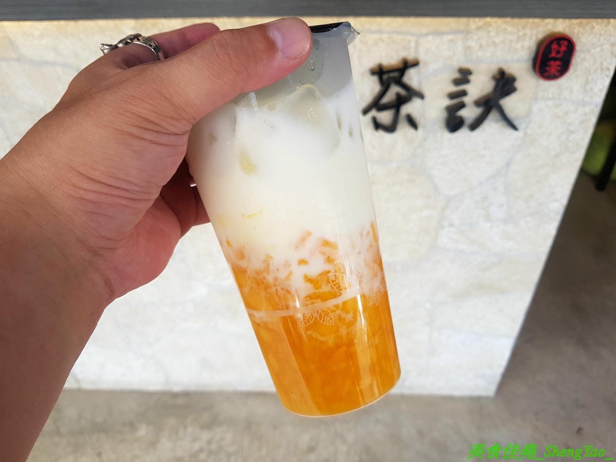 [台中沙鹿]尋茶訣 – 沙鹿隱藏版的好喝手搖飲料店,飲品真材實料,芒果綠茶的芒果果肉佔了半杯超豪邁,另外還有隱藏版芒果鮮奶,半杯的芒果果肉然後義美鮮奶加到滿,完全不添加一滴水,一邊喝飲