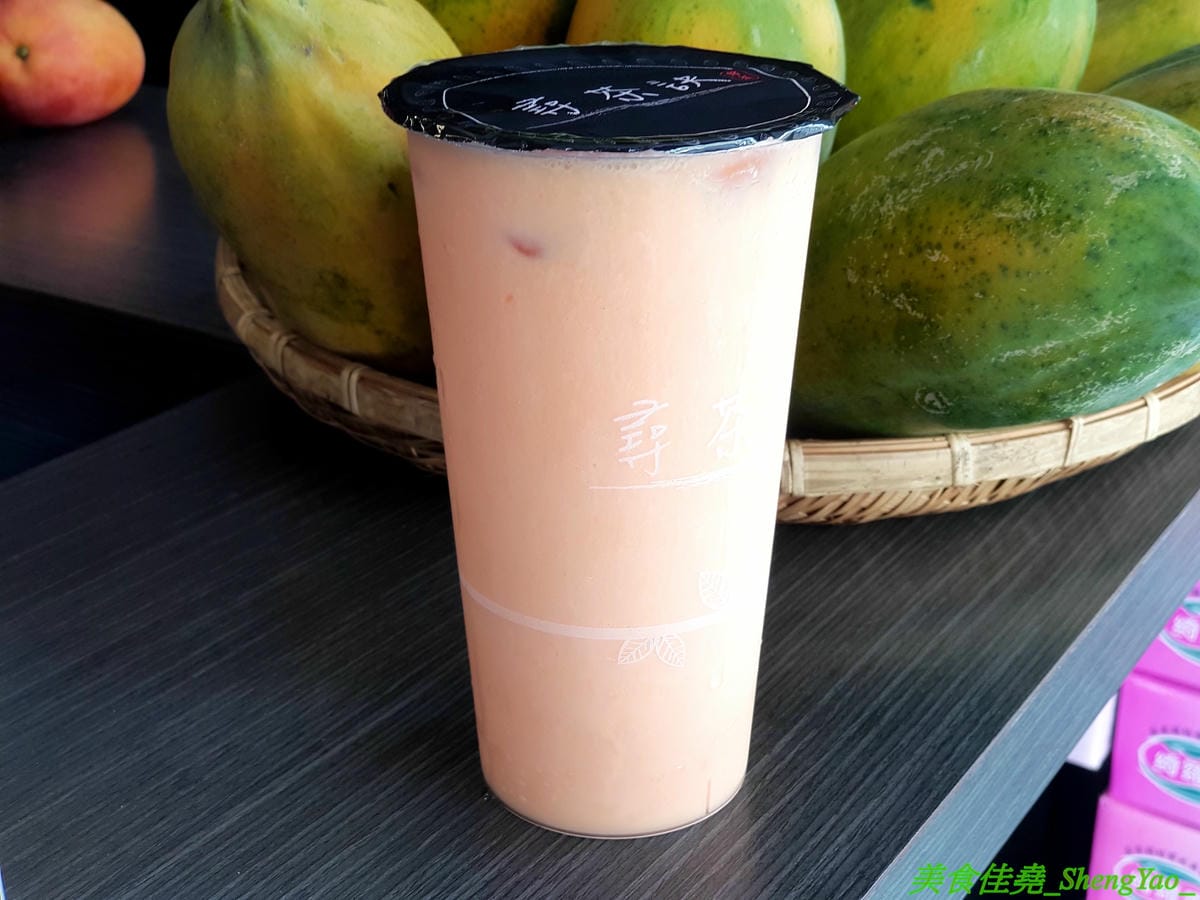 [台中沙鹿]尋茶訣 – 沙鹿隱藏版的好喝手搖飲料店,飲品真材實料,芒果綠茶的芒果果肉佔了半杯超豪邁,另外還有隱藏版芒果鮮奶,半杯的芒果果肉然後義美鮮奶加到滿,完全不添加一滴水,一邊喝飲