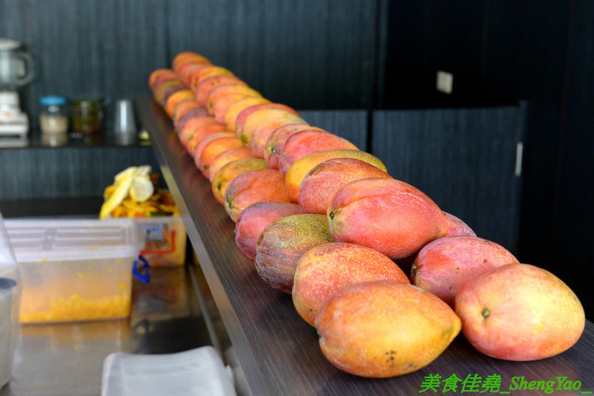 [台中沙鹿]尋茶訣 – 沙鹿隱藏版的好喝手搖飲料店,飲品真材實料,芒果綠茶的芒果果肉佔了半杯超豪邁,另外還有隱藏版芒果鮮奶,半杯的芒果果肉然後義美鮮奶加到滿,完全不添加一滴水,一邊喝飲