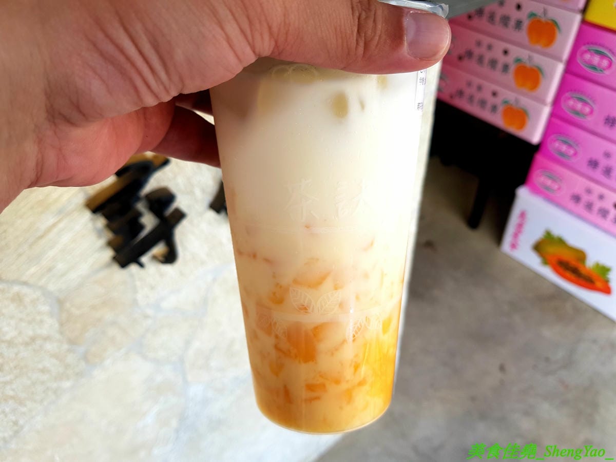[台中沙鹿]尋茶訣 – 沙鹿隱藏版的好喝手搖飲料店,飲品真材實料,芒果綠茶的芒果果肉佔了半杯超豪邁,另外還有隱藏版芒果鮮奶,半杯的芒果果肉然後義美鮮奶加到滿,完全不添加一滴水,一邊喝飲