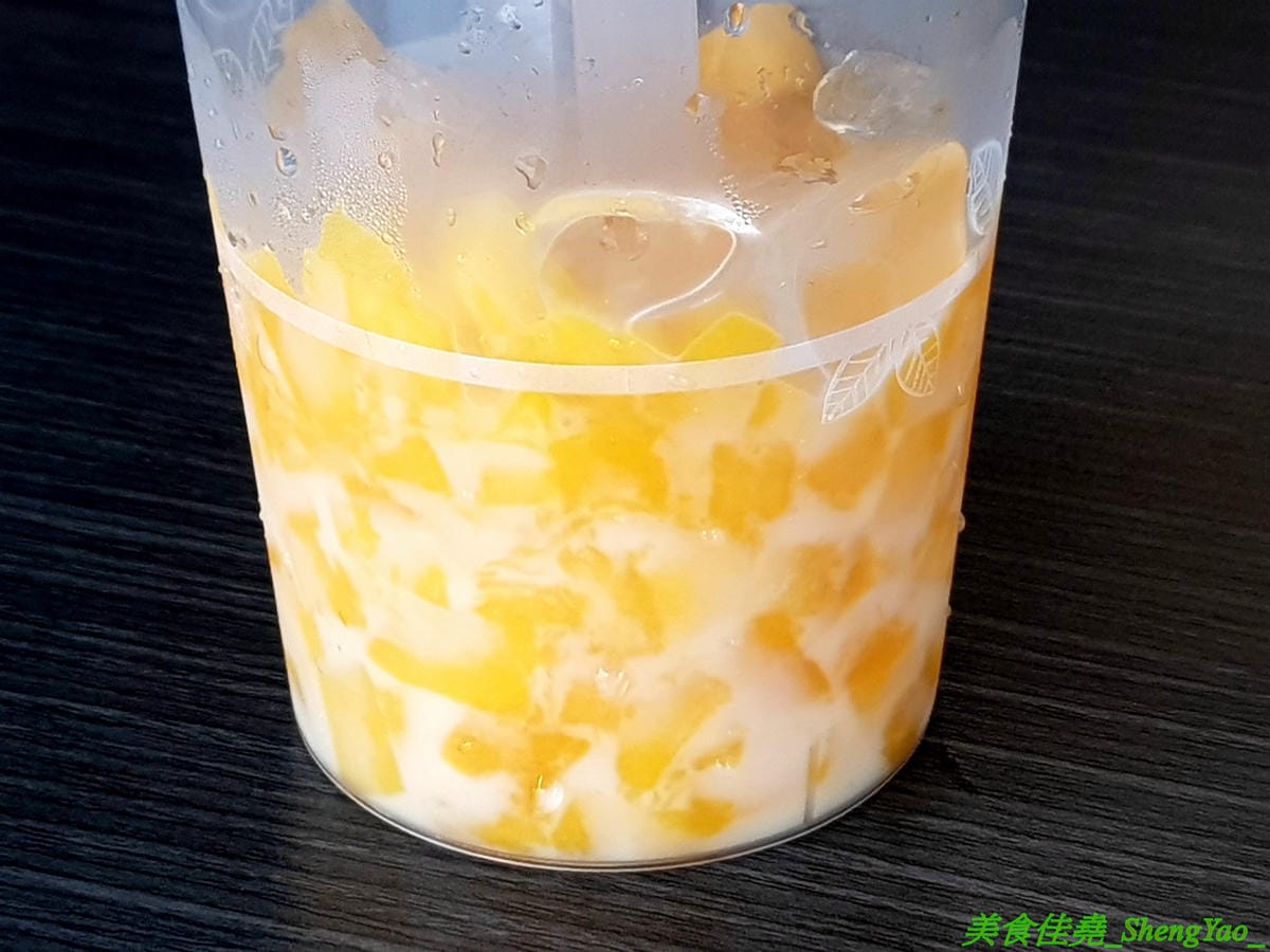 [台中沙鹿]尋茶訣 – 沙鹿隱藏版的好喝手搖飲料店,飲品真材實料,芒果綠茶的芒果果肉佔了半杯超豪邁,另外還有隱藏版芒果鮮奶,半杯的芒果果肉然後義美鮮奶加到滿,完全不添加一滴水,一邊喝飲