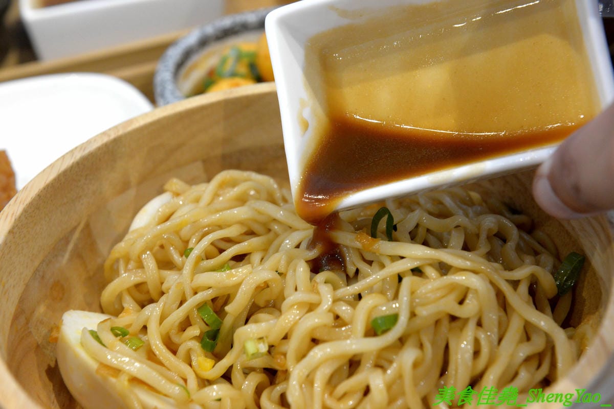 [台中西區]大師兄銷魂麵舖 台中店 – 以賣麻辣鍋起家的台北超夯麻辣乾麵店來台中開店了,銷魂麵配上牛肉湯創意吃法,還有獨特沾醬搭配沾肉,麻辣牛肉湯和麻辣系列的小菜也很推,試營運期間打