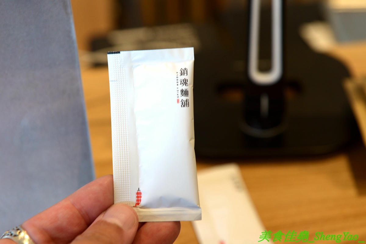 [台中西區]大師兄銷魂麵舖 台中店 – 以賣麻辣鍋起家的台北超夯麻辣乾麵店來台中開店了,銷魂麵配上牛肉湯創意吃法,還有獨特沾醬搭配沾肉,麻辣牛肉湯和麻辣系列的小菜也很推,試營運期間打