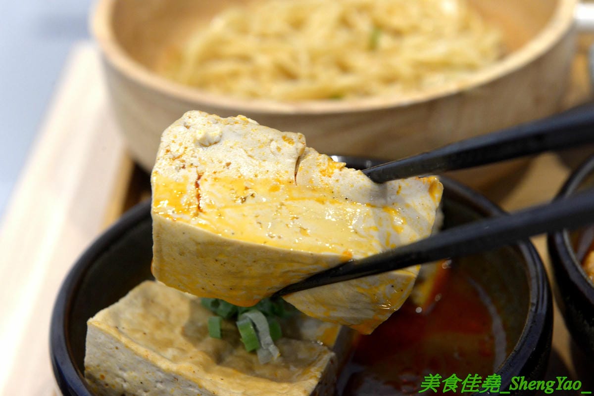 [台中西區]大師兄銷魂麵舖 台中店 – 以賣麻辣鍋起家的台北超夯麻辣乾麵店來台中開店了,銷魂麵配上牛肉湯創意吃法,還有獨特沾醬搭配沾肉,麻辣牛肉湯和麻辣系列的小菜也很推,試營運期間打