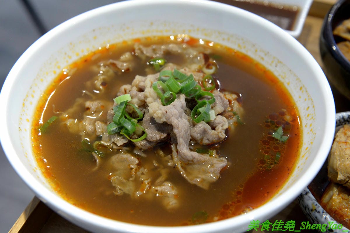 [台中西區]大師兄銷魂麵舖 台中店 – 以賣麻辣鍋起家的台北超夯麻辣乾麵店來台中開店了,銷魂麵配上牛肉湯創意吃法,還有獨特沾醬搭配沾肉,麻辣牛肉湯和麻辣系列的小菜也很推,試營運期間打
