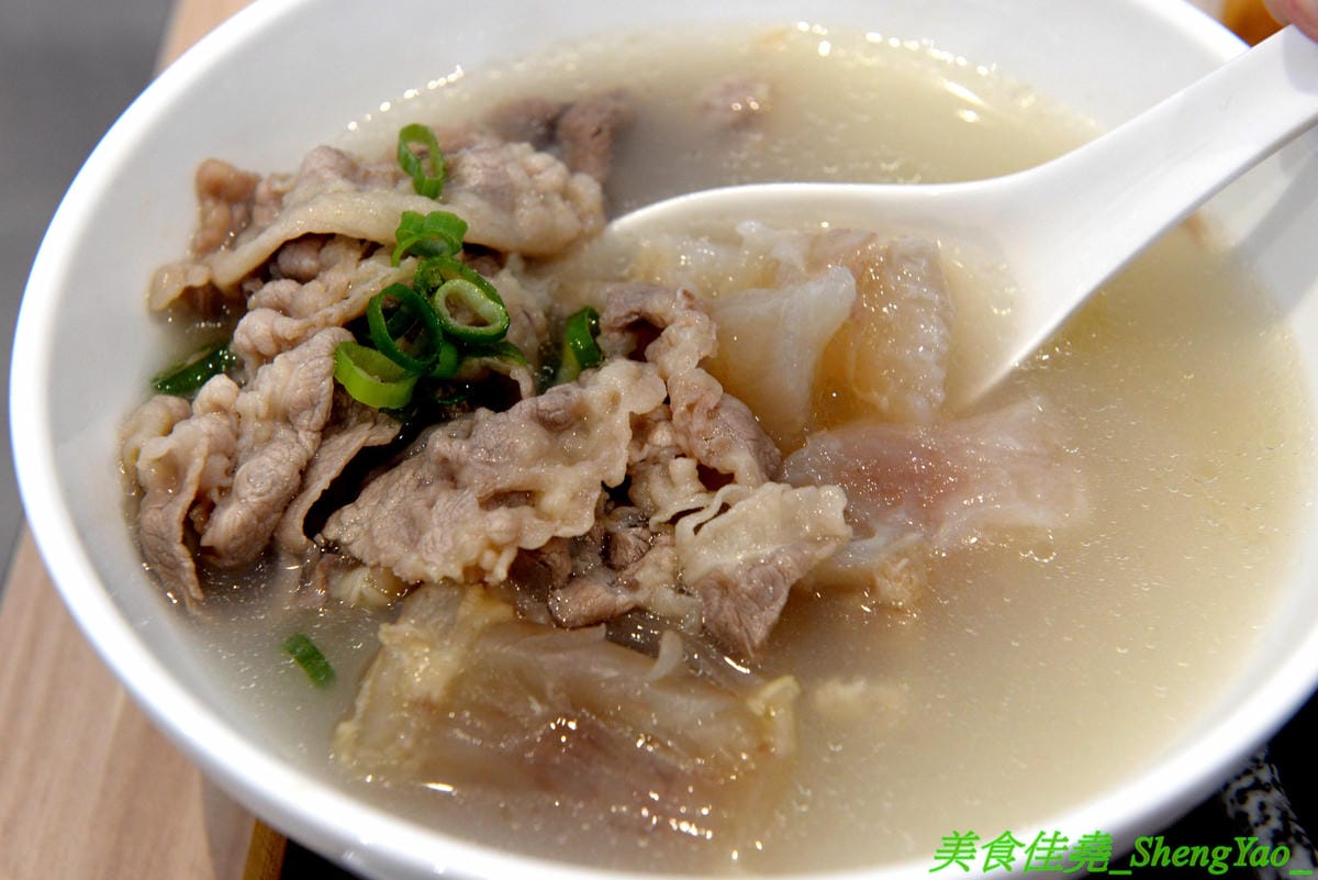 [台中西區]大師兄銷魂麵舖 台中店 – 以賣麻辣鍋起家的台北超夯麻辣乾麵店來台中開店了,銷魂麵配上牛肉湯創意吃法,還有獨特沾醬搭配沾肉,麻辣牛肉湯和麻辣系列的小菜也很推,試營運期間打