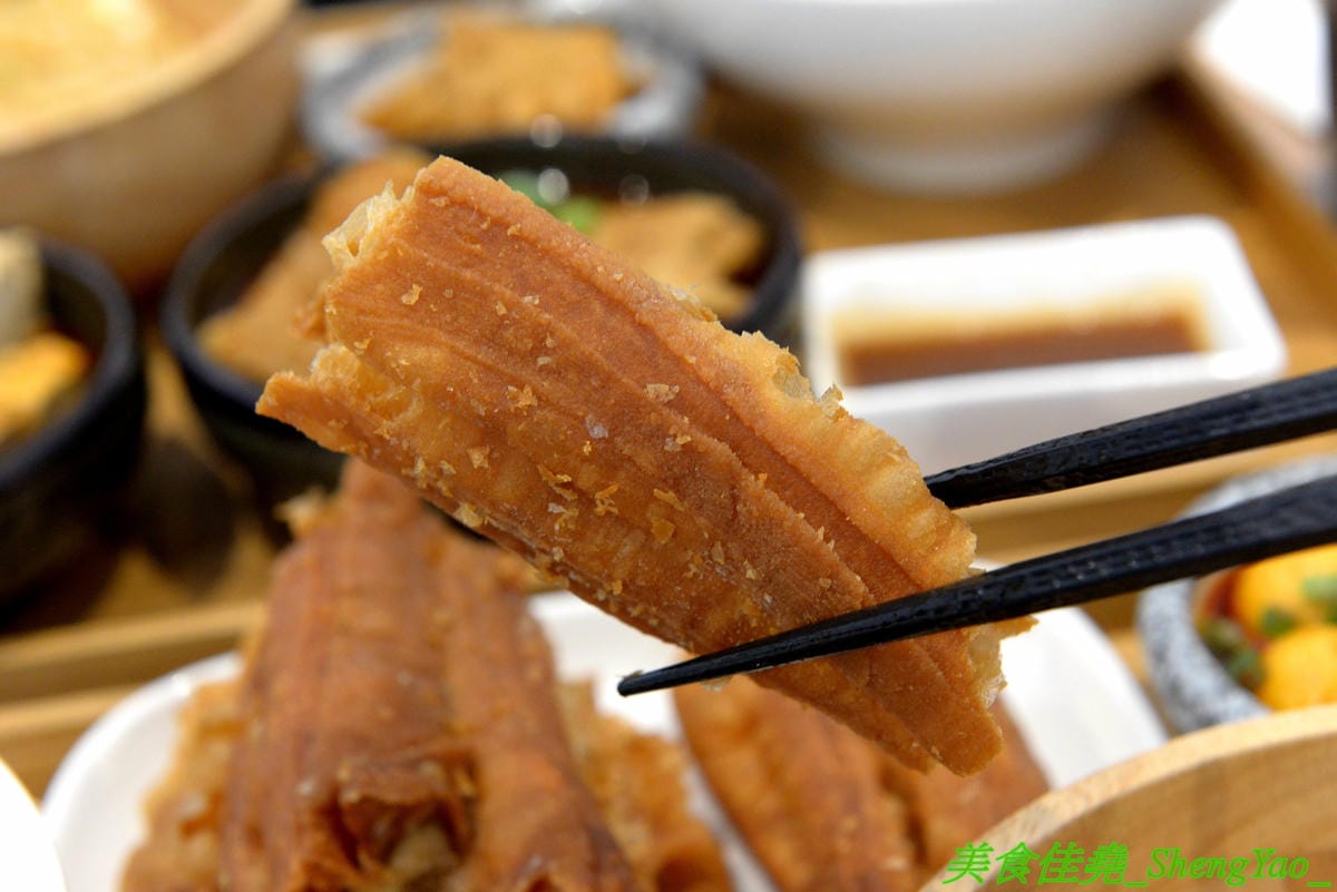[台中西區]大師兄銷魂麵舖 台中店 – 以賣麻辣鍋起家的台北超夯麻辣乾麵店來台中開店了,銷魂麵配上牛肉湯創意吃法,還有獨特沾醬搭配沾肉,麻辣牛肉湯和麻辣系列的小菜也很推,試營運期間打