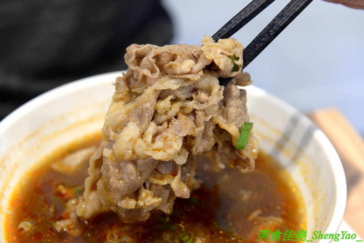 [台中西區]大師兄銷魂麵舖 台中店 – 以賣麻辣鍋起家的台北超夯麻辣乾麵店來台中開店了,銷魂麵配上牛肉湯創意吃法,還有獨特沾醬搭配沾肉,麻辣牛肉湯和麻辣系列的小菜也很推,試營運期間打