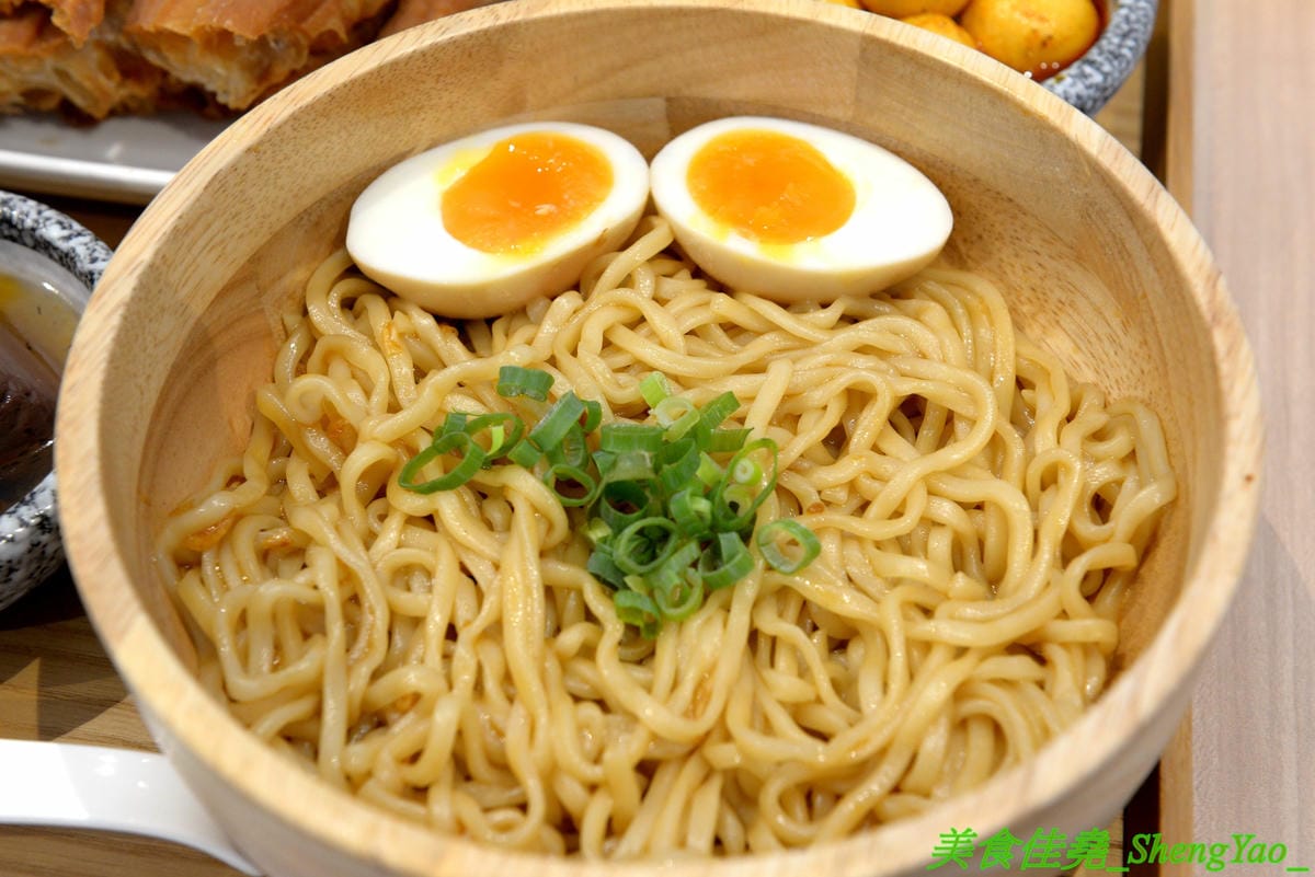 [台中西區]大師兄銷魂麵舖 台中店 – 以賣麻辣鍋起家的台北超夯麻辣乾麵店來台中開店了,銷魂麵配上牛肉湯創意吃法,還有獨特沾醬搭配沾肉,麻辣牛肉湯和麻辣系列的小菜也很推,試營運期間打