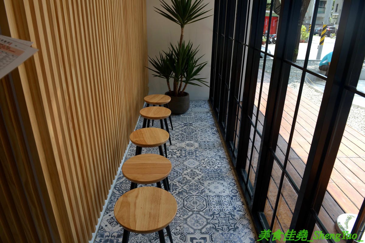 [台中西區]大師兄銷魂麵舖 台中店 – 以賣麻辣鍋起家的台北超夯麻辣乾麵店來台中開店了,銷魂麵配上牛肉湯創意吃法,還有獨特沾醬搭配沾肉,麻辣牛肉湯和麻辣系列的小菜也很推,試營運期間打
