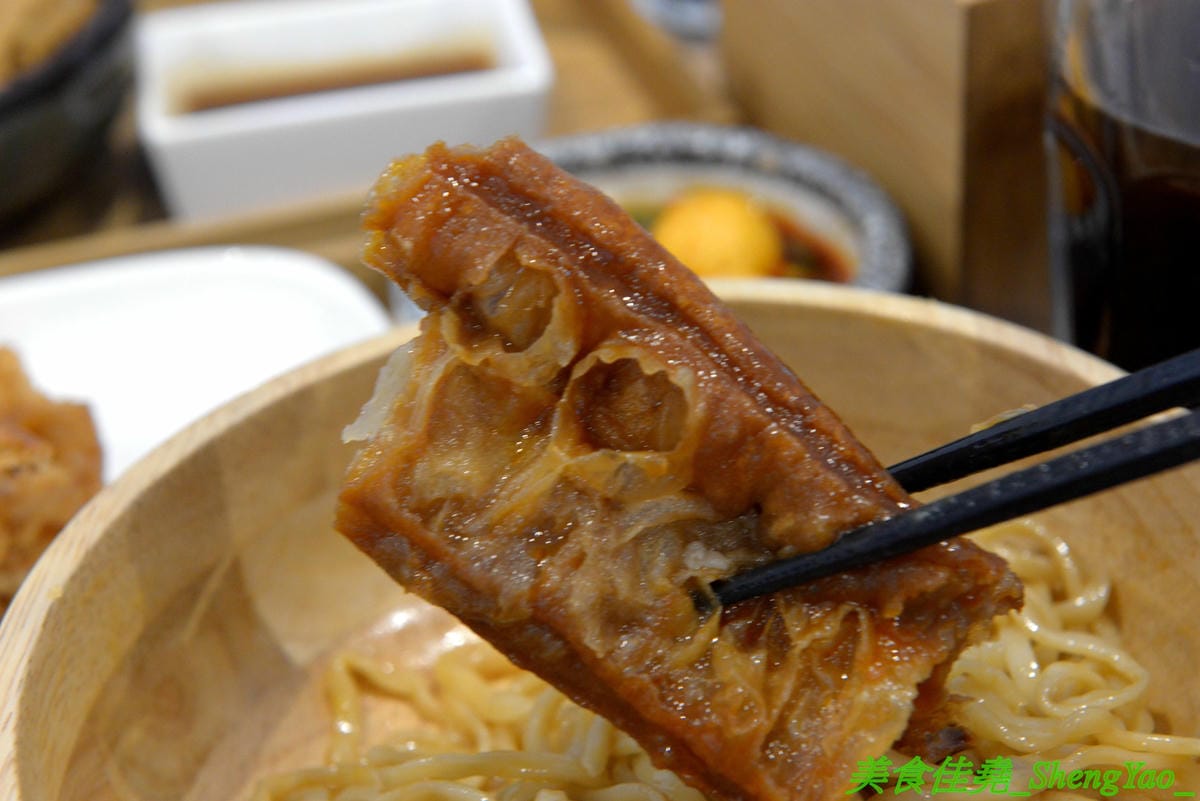 [台中西區]大師兄銷魂麵舖 台中店 – 以賣麻辣鍋起家的台北超夯麻辣乾麵店來台中開店了,銷魂麵配上牛肉湯創意吃法,還有獨特沾醬搭配沾肉,麻辣牛肉湯和麻辣系列的小菜也很推,試營運期間打