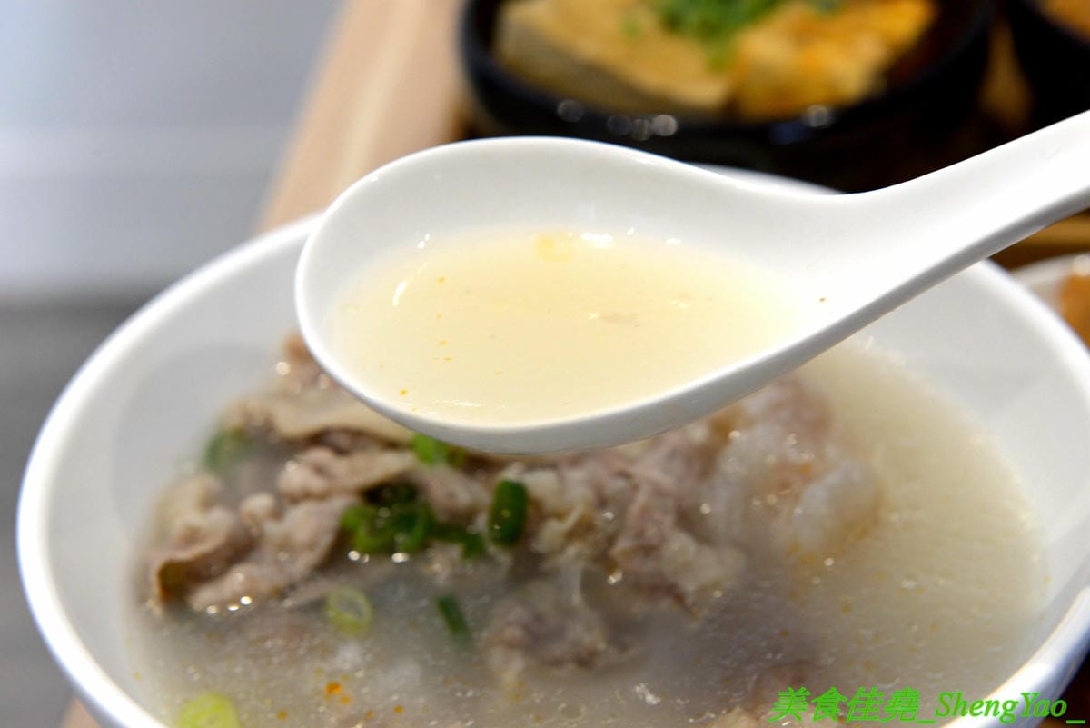 [台中西區]大師兄銷魂麵舖 台中店 – 以賣麻辣鍋起家的台北超夯麻辣乾麵店來台中開店了,銷魂麵配上牛肉湯創意吃法,還有獨特沾醬搭配沾肉,麻辣牛肉湯和麻辣系列的小菜也很推,試營運期間打