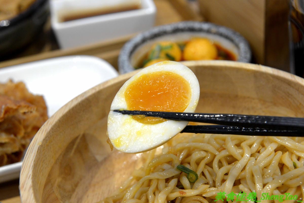 [台中西區]大師兄銷魂麵舖 台中店 – 以賣麻辣鍋起家的台北超夯麻辣乾麵店來台中開店了,銷魂麵配上牛肉湯創意吃法,還有獨特沾醬搭配沾肉,麻辣牛肉湯和麻辣系列的小菜也很推,試營運期間打