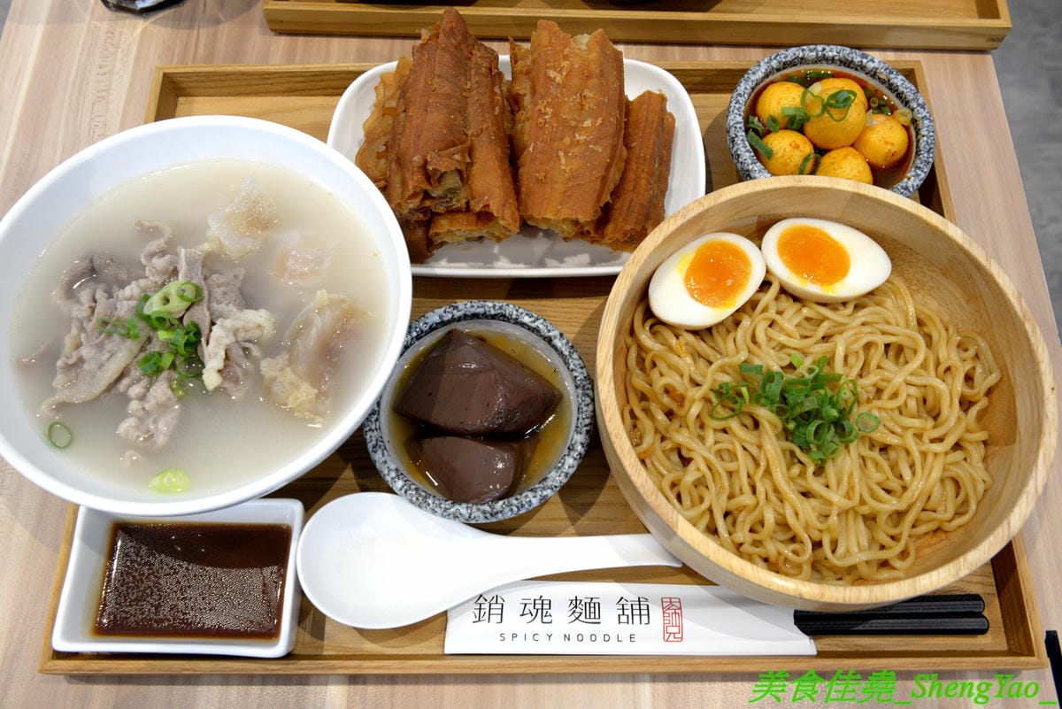 [台中西區]大師兄銷魂麵舖 台中店 – 以賣麻辣鍋起家的台北超夯麻辣乾麵店來台中開店了,銷魂麵配上牛肉湯創意吃法,還有獨特沾醬搭配沾肉,麻辣牛肉湯和麻辣系列的小菜也很推,試營運期間打