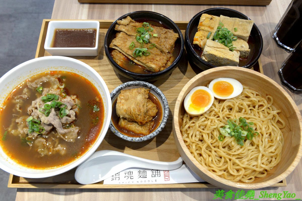 [台中西區]大師兄銷魂麵舖 台中店 – 以賣麻辣鍋起家的台北超夯麻辣乾麵店來台中開店了,銷魂麵配上牛肉湯創意吃法,還有獨特沾醬搭配沾肉,麻辣牛肉湯和麻辣系列的小菜也很推,試營運期間打