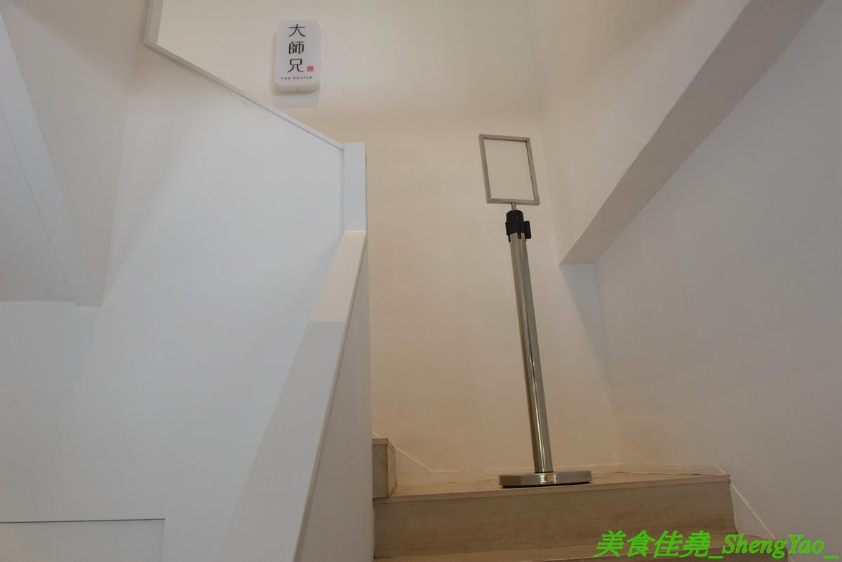 [台中西區]大師兄銷魂麵舖 台中店 – 以賣麻辣鍋起家的台北超夯麻辣乾麵店來台中開店了,銷魂麵配上牛肉湯創意吃法,還有獨特沾醬搭配沾肉,麻辣牛肉湯和麻辣系列的小菜也很推,試營運期間打