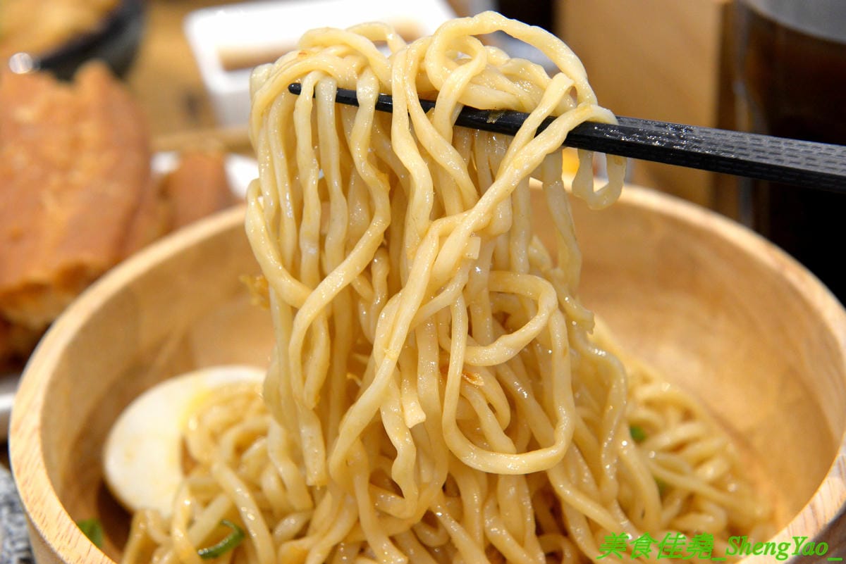 [台中西區]大師兄銷魂麵舖 台中店 – 以賣麻辣鍋起家的台北超夯麻辣乾麵店來台中開店了,銷魂麵配上牛肉湯創意吃法,還有獨特沾醬搭配沾肉,麻辣牛肉湯和麻辣系列的小菜也很推,試營運期間打