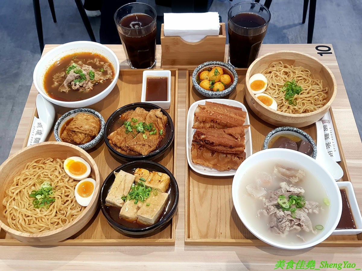[台中西區]大師兄銷魂麵舖 台中店 – 以賣麻辣鍋起家的台北超夯麻辣乾麵店來台中開店了,銷魂麵配上牛肉湯創意吃法,還有獨特沾醬搭配沾肉,麻辣牛肉湯和麻辣系列的小菜也很推,試營運期間打