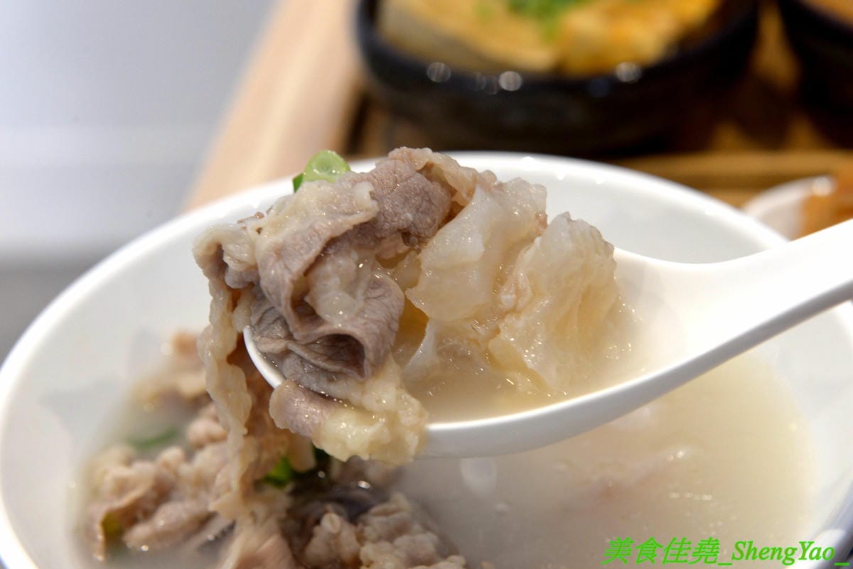[台中西區]大師兄銷魂麵舖 台中店 – 以賣麻辣鍋起家的台北超夯麻辣乾麵店來台中開店了,銷魂麵配上牛肉湯創意吃法,還有獨特沾醬搭配沾肉,麻辣牛肉湯和麻辣系列的小菜也很推,試營運期間打