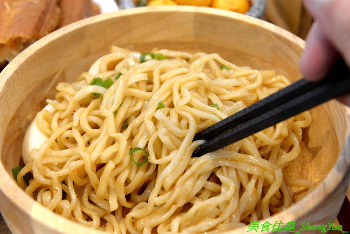 [台中西區]大師兄銷魂麵舖 台中店 – 以賣麻辣鍋起家的台北超夯麻辣乾麵店來台中開店了,銷魂麵配上牛肉湯創意吃法,還有獨特沾醬搭配沾肉,麻辣牛肉湯和麻辣系列的小菜也很推,試營運期間打