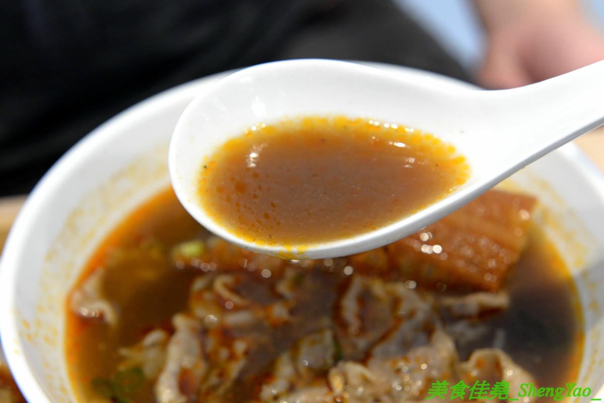 [台中西區]大師兄銷魂麵舖 台中店 – 以賣麻辣鍋起家的台北超夯麻辣乾麵店來台中開店了,銷魂麵配上牛肉湯創意吃法,還有獨特沾醬搭配沾肉,麻辣牛肉湯和麻辣系列的小菜也很推,試營運期間打