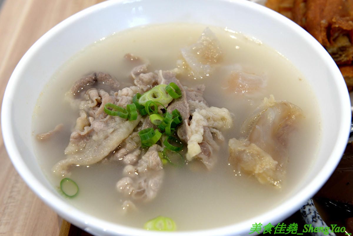 [台中西區]大師兄銷魂麵舖 台中店 – 以賣麻辣鍋起家的台北超夯麻辣乾麵店來台中開店了,銷魂麵配上牛肉湯創意吃法,還有獨特沾醬搭配沾肉,麻辣牛肉湯和麻辣系列的小菜也很推,試營運期間打