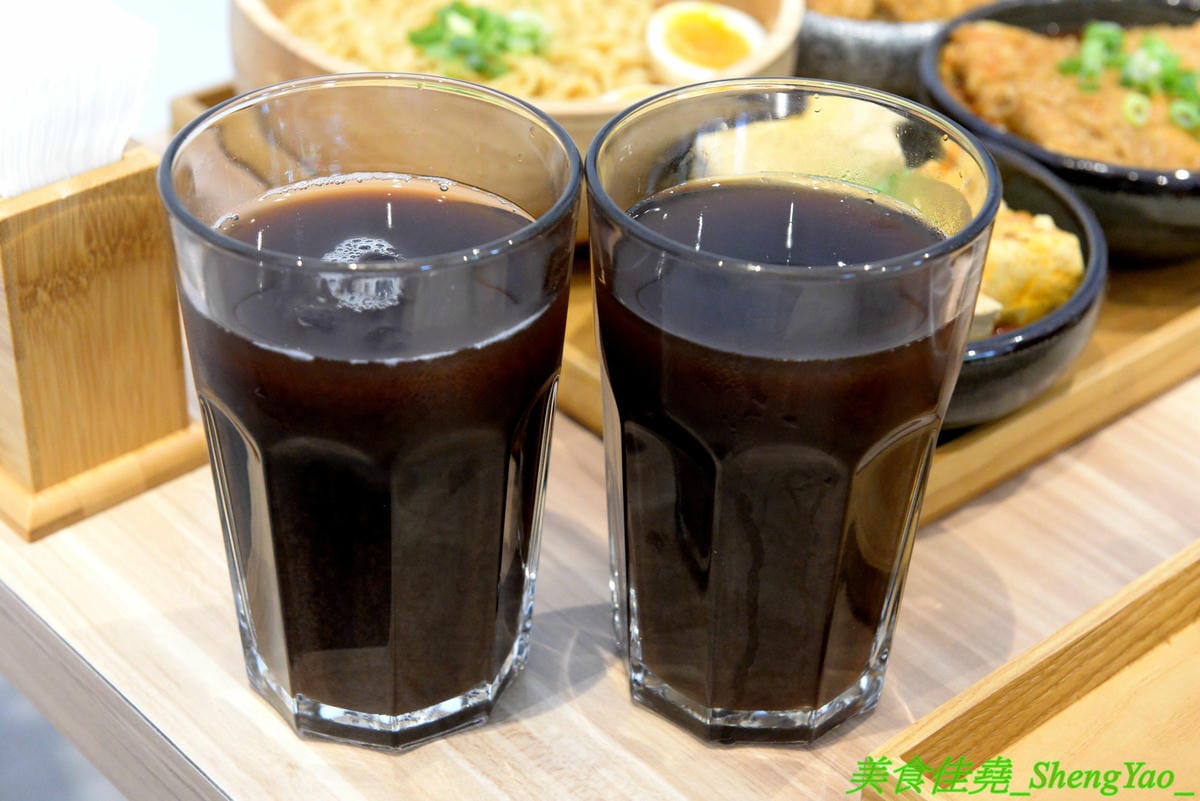 [台中西區]大師兄銷魂麵舖 台中店 – 以賣麻辣鍋起家的台北超夯麻辣乾麵店來台中開店了,銷魂麵配上牛肉湯創意吃法,還有獨特沾醬搭配沾肉,麻辣牛肉湯和麻辣系列的小菜也很推,試營運期間打
