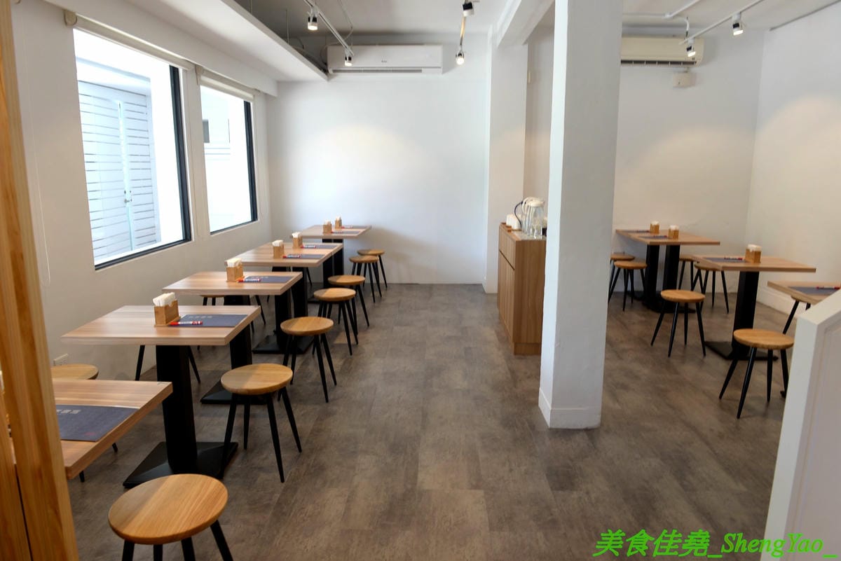 [台中西區]大師兄銷魂麵舖 台中店 – 以賣麻辣鍋起家的台北超夯麻辣乾麵店來台中開店了,銷魂麵配上牛肉湯創意吃法,還有獨特沾醬搭配沾肉,麻辣牛肉湯和麻辣系列的小菜也很推,試營運期間打