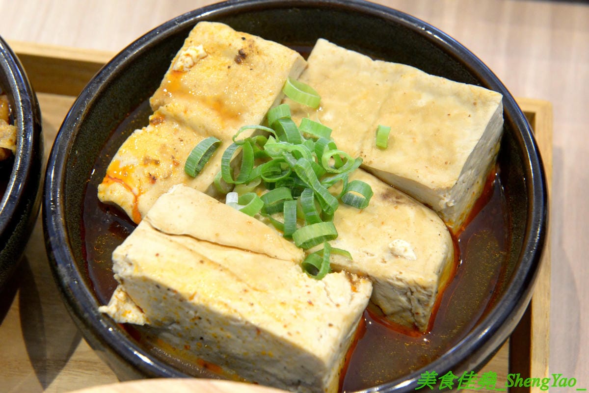 [台中西區]大師兄銷魂麵舖 台中店 – 以賣麻辣鍋起家的台北超夯麻辣乾麵店來台中開店了,銷魂麵配上牛肉湯創意吃法,還有獨特沾醬搭配沾肉,麻辣牛肉湯和麻辣系列的小菜也很推,試營運期間打