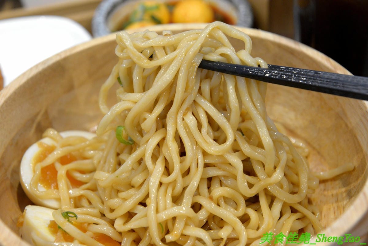 [台中西區]大師兄銷魂麵舖 台中店 – 以賣麻辣鍋起家的台北超夯麻辣乾麵店來台中開店了,銷魂麵配上牛肉湯創意吃法,還有獨特沾醬搭配沾肉,麻辣牛肉湯和麻辣系列的小菜也很推,試營運期間打