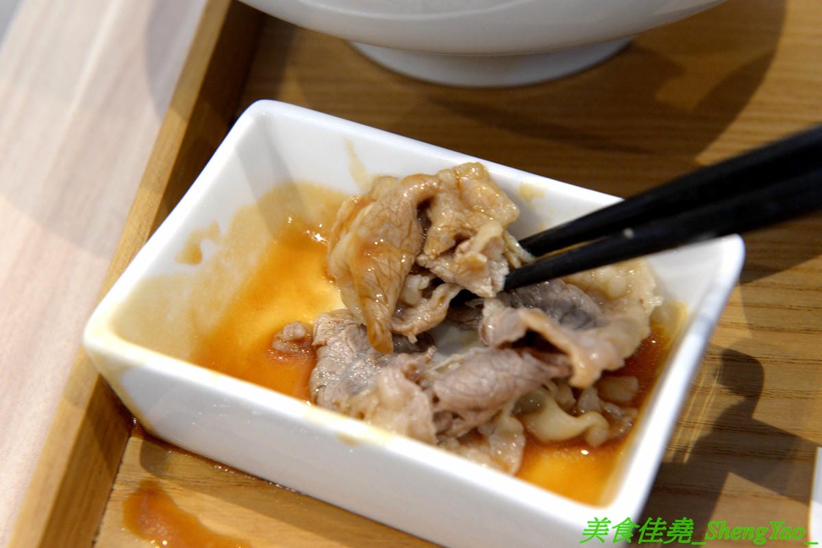 [台中西區]大師兄銷魂麵舖 台中店 – 以賣麻辣鍋起家的台北超夯麻辣乾麵店來台中開店了,銷魂麵配上牛肉湯創意吃法,還有獨特沾醬搭配沾肉,麻辣牛肉湯和麻辣系列的小菜也很推,試營運期間打