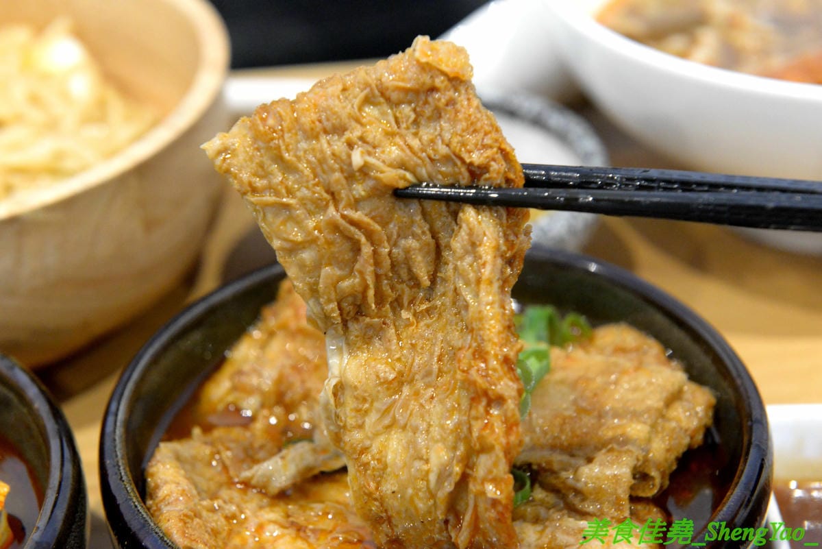 [台中西區]大師兄銷魂麵舖 台中店 – 以賣麻辣鍋起家的台北超夯麻辣乾麵店來台中開店了,銷魂麵配上牛肉湯創意吃法,還有獨特沾醬搭配沾肉,麻辣牛肉湯和麻辣系列的小菜也很推,試營運期間打