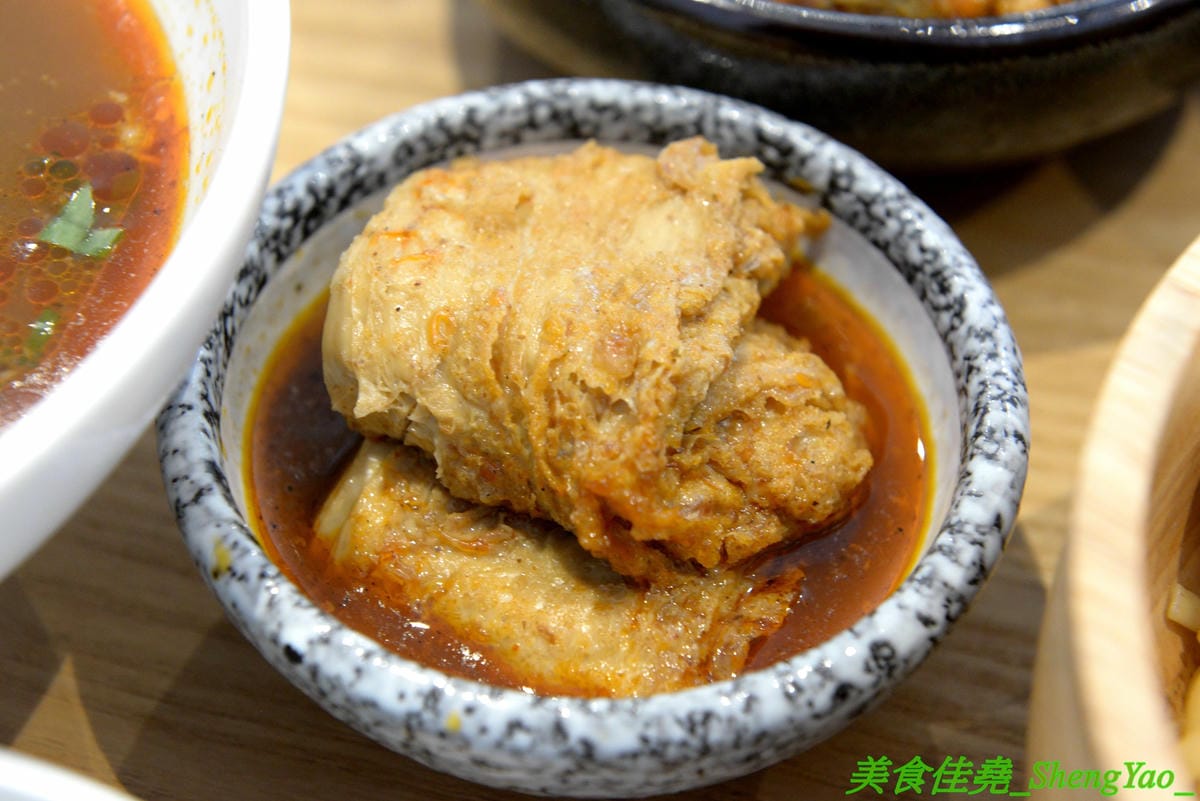 [台中西區]大師兄銷魂麵舖 台中店 – 以賣麻辣鍋起家的台北超夯麻辣乾麵店來台中開店了,銷魂麵配上牛肉湯創意吃法,還有獨特沾醬搭配沾肉,麻辣牛肉湯和麻辣系列的小菜也很推,試營運期間打