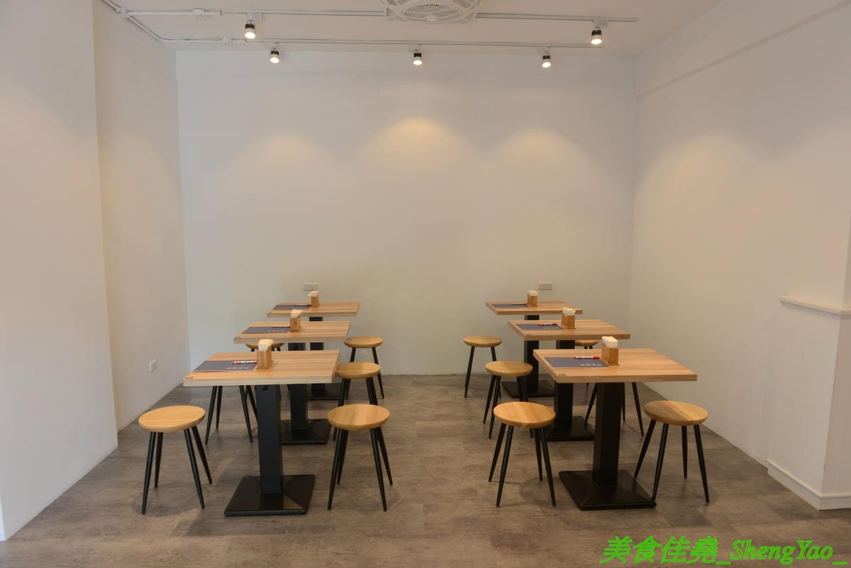 [台中西區]大師兄銷魂麵舖 台中店 – 以賣麻辣鍋起家的台北超夯麻辣乾麵店來台中開店了,銷魂麵配上牛肉湯創意吃法,還有獨特沾醬搭配沾肉,麻辣牛肉湯和麻辣系列的小菜也很推,試營運期間打