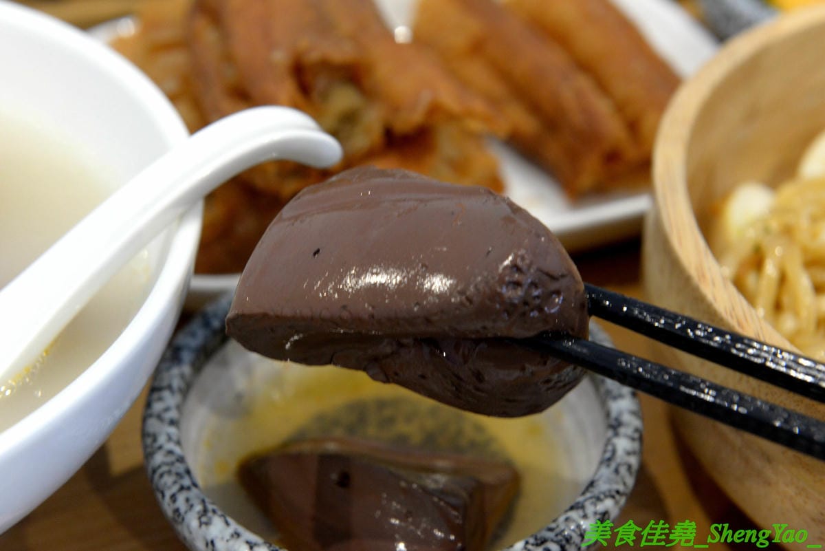 [台中西區]大師兄銷魂麵舖 台中店 – 以賣麻辣鍋起家的台北超夯麻辣乾麵店來台中開店了,銷魂麵配上牛肉湯創意吃法,還有獨特沾醬搭配沾肉,麻辣牛肉湯和麻辣系列的小菜也很推,試營運期間打