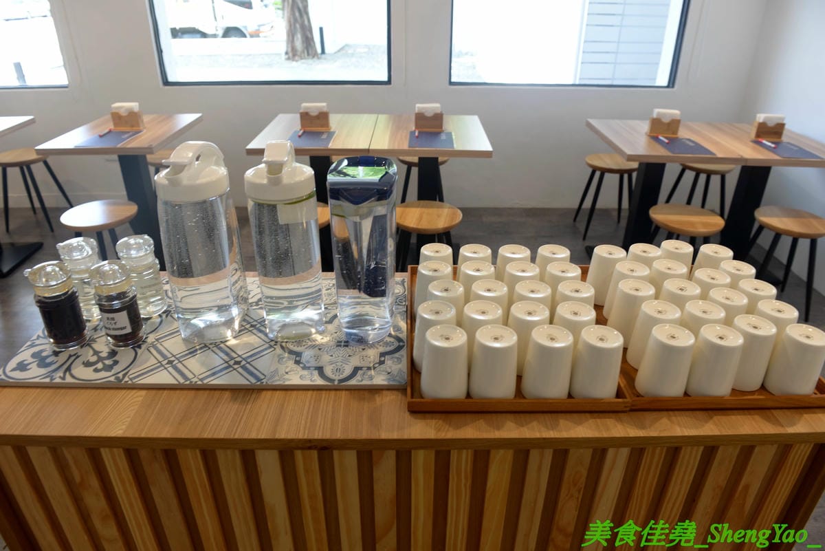 [台中西區]大師兄銷魂麵舖 台中店 – 以賣麻辣鍋起家的台北超夯麻辣乾麵店來台中開店了,銷魂麵配上牛肉湯創意吃法,還有獨特沾醬搭配沾肉,麻辣牛肉湯和麻辣系列的小菜也很推,試營運期間打