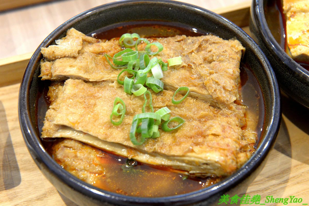 [台中西區]大師兄銷魂麵舖 台中店 – 以賣麻辣鍋起家的台北超夯麻辣乾麵店來台中開店了,銷魂麵配上牛肉湯創意吃法,還有獨特沾醬搭配沾肉,麻辣牛肉湯和麻辣系列的小菜也很推,試營運期間打