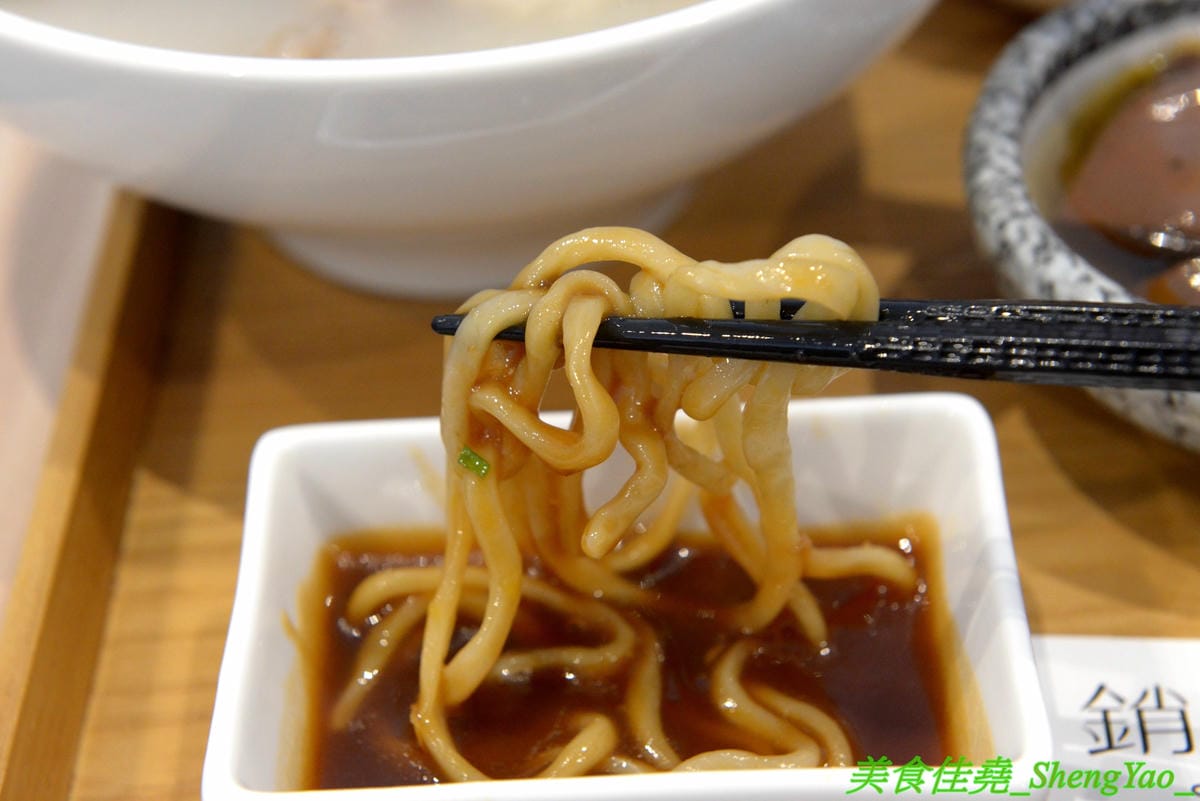 [台中西區]大師兄銷魂麵舖 台中店 – 以賣麻辣鍋起家的台北超夯麻辣乾麵店來台中開店了,銷魂麵配上牛肉湯創意吃法,還有獨特沾醬搭配沾肉,麻辣牛肉湯和麻辣系列的小菜也很推,試營運期間打