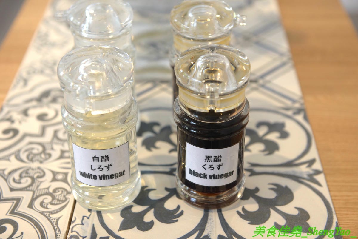 [台中西區]大師兄銷魂麵舖 台中店 – 以賣麻辣鍋起家的台北超夯麻辣乾麵店來台中開店了,銷魂麵配上牛肉湯創意吃法,還有獨特沾醬搭配沾肉,麻辣牛肉湯和麻辣系列的小菜也很推,試營運期間打