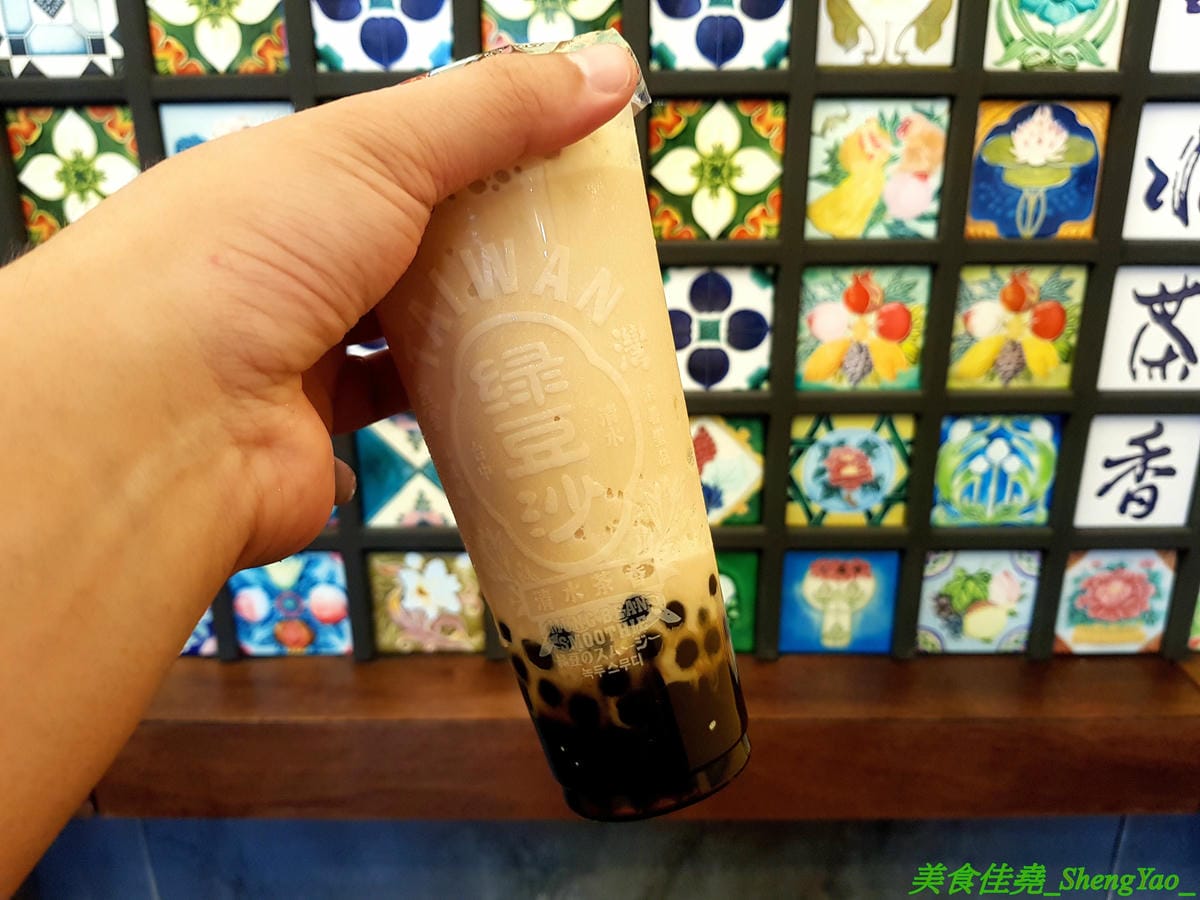 [台中沙鹿]清水茶香 沙鹿店 – 沙鹿也有清水茶香分店了,懷舊復古風裝潢、網美IG打卡專用花磚牆面,好拍程度不輸清水總店,多種冰沙專賣,還有台中唯一限定版冰淇淋抹茶綠豆沙。
