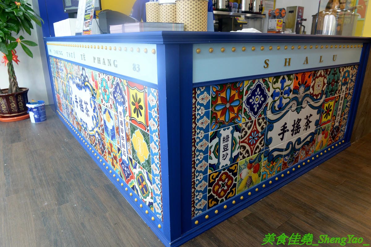 [台中沙鹿]清水茶香 沙鹿店 – 沙鹿也有清水茶香分店了,懷舊復古風裝潢、網美IG打卡專用花磚牆面,好拍程度不輸清水總店,多種冰沙專賣,還有台中唯一限定版冰淇淋抹茶綠豆沙。