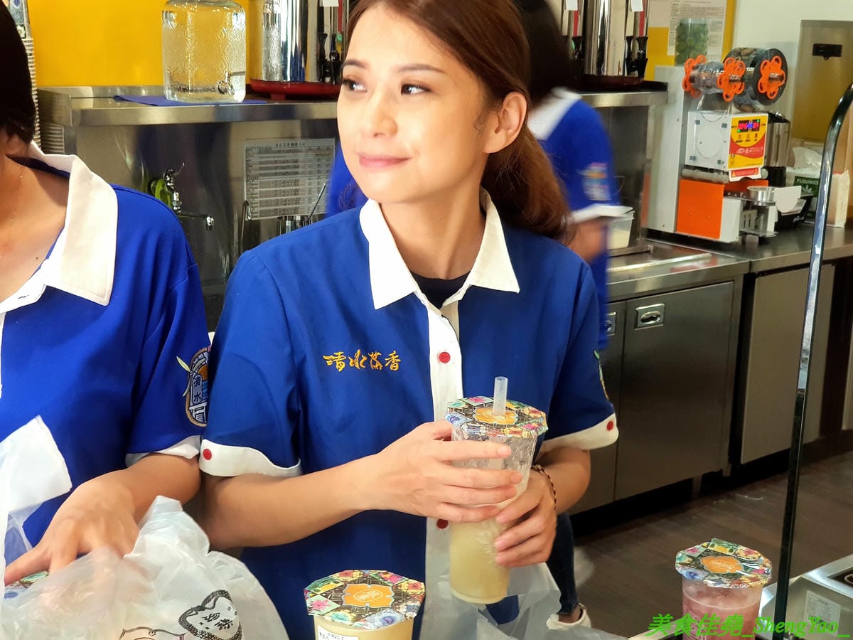 [台中沙鹿]清水茶香 沙鹿店 – 沙鹿也有清水茶香分店了,懷舊復古風裝潢、網美IG打卡專用花磚牆面,好拍程度不輸清水總店,多種冰沙專賣,還有台中唯一限定版冰淇淋抹茶綠豆沙。