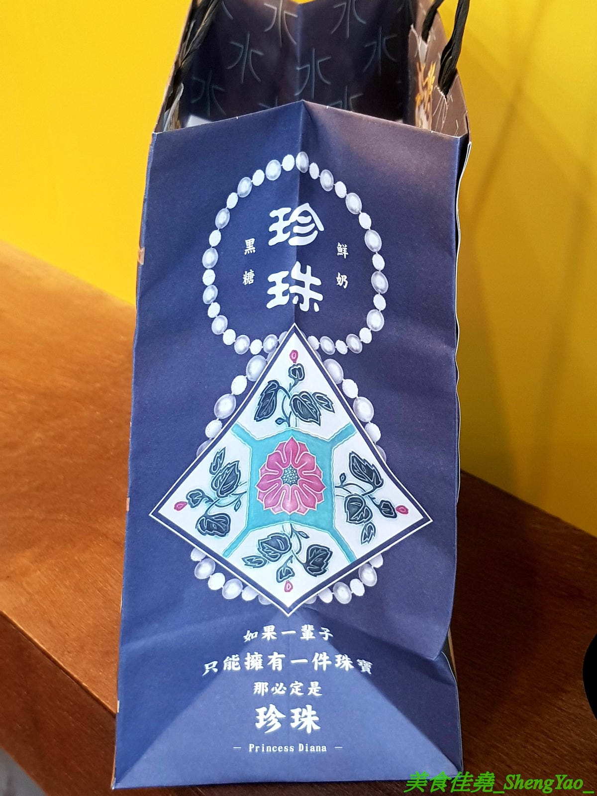 [台中沙鹿]清水茶香 沙鹿店 – 沙鹿也有清水茶香分店了,懷舊復古風裝潢、網美IG打卡專用花磚牆面,好拍程度不輸清水總店,多種冰沙專賣,還有台中唯一限定版冰淇淋抹茶綠豆沙。