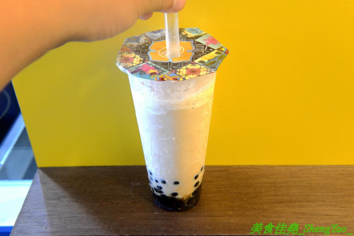 [台中沙鹿]清水茶香 沙鹿店 – 沙鹿也有清水茶香分店了,懷舊復古風裝潢、網美IG打卡專用花磚牆面,好拍程度不輸清水總店,多種冰沙專賣,還有台中唯一限定版冰淇淋抹茶綠豆沙。