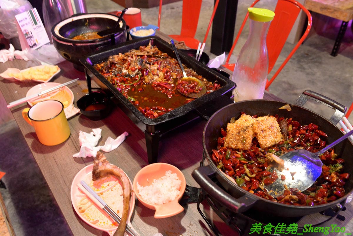[彰化]水貨烤魚火鍋 彰化店 – 彰化也吃得到正宗重慶麻辣烤魚了,海底世界為主題,裝潢結合夜店風、工業風和店家設計的奇幻網美風等多元素,好拍程度不輸台中店,每天晚上還有彰化店才有的川