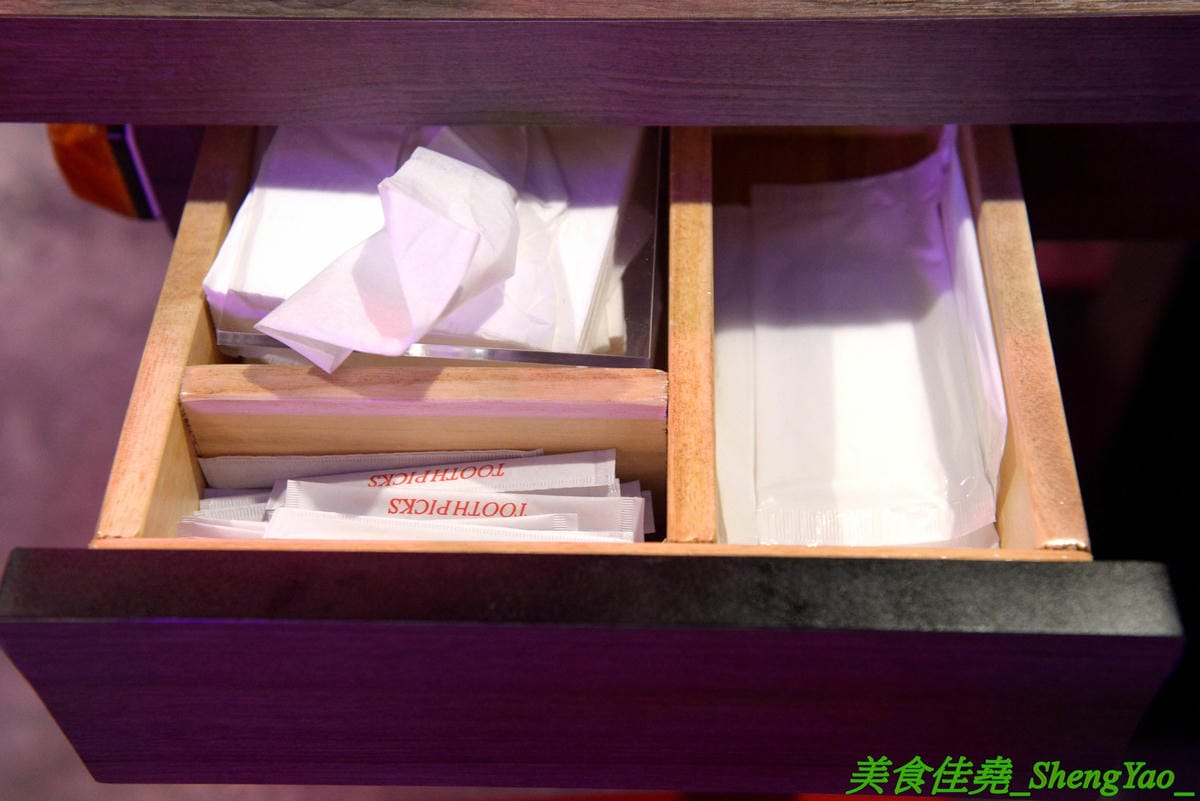 [彰化]水貨烤魚火鍋 彰化店 – 彰化也吃得到正宗重慶麻辣烤魚了,海底世界為主題,裝潢結合夜店風、工業風和店家設計的奇幻網美風等多元素,好拍程度不輸台中店,每天晚上還有彰化店才有的川